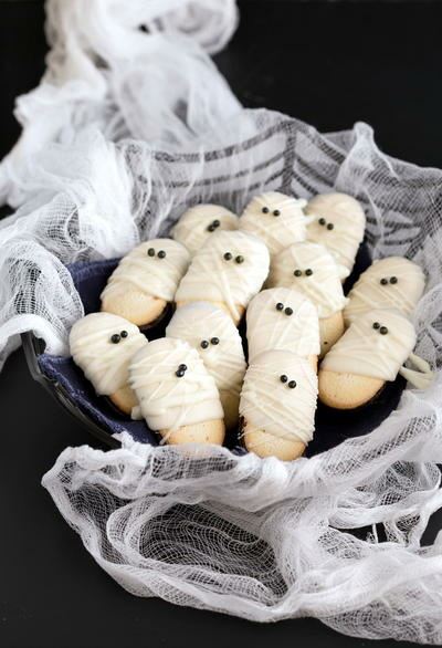 Milano cookies decorated like ghosts